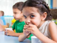 Pediatri prezradili, ktoré potraviny by vôbec nemali jesť deti: Pozor na týchto sedem pochúťok!