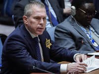 Škandál na zasadnutí OSN: Izraelský veľvyslanec si pripol žltú hviezdu, dočkal sa tvrdej kritiky