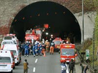 V Indii najmenej 40 robotníkov uviazlo po zrútení časti cestného tunela