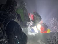 V Malej Fatre uviazlo v snehu šesť turistov, pomohli im horskí záchranári
