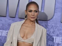 Hriešne SEXI Jennifer Lopez (54): Prsník jej prekrýval LEN úzky pás látky!
