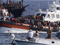 Pri potopení člna s utečencami zomrelo batoľa, osem ľudí je nezvestných