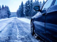 Cestári upozorňujú na poľadovicu: Situáciu komplikuje aj sneženie