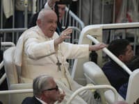 Pápež sa stále lieči zo zápalu priedušiek: Horúčku už nemá