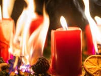 Pozor na piecky, prskavky a sviečky! Vianoce sú obdobím požiarov