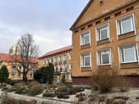 MIMORIADNE Poplach na bratislavskom gymnáziu, vyhrážky streľbou: Polícia zasahuje aj na ďalších stredných školách