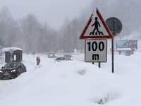Husté sneženie spôsobilo na strednom Slovensku energetickú kalamitu: Veľa miest zostalo mimo prevádzky