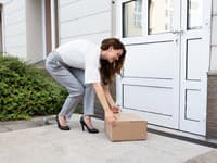 Žene (30) kradla susedke zásielky, dočkala sa sladkej pomsty: Takýto balík teda nečakala!