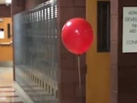 Školník vydesil ľudí hrôzostrašným VIDEOM: Stačil jediný pohľad na balón v triede...