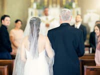 Otec nevesty šokoval svadobčanov: S dcérou kráčal ku oltáru, keď zrazu... Poriadny trapas!