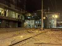 MIMORIADNY ONLINE Rusko útočí na centrum mesta Charkov! Zasiahli bytový dom, hlásia najmenej osem zranených