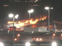 AKTUÁLNE Lietadlo po zrážke skončilo v plameňoch: Desivé zábery z japonského letiska! Na palube boli stovky ľudí
