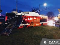 Banskú Bystricu ochromila vážna nehoda: Trolejbus zostal po zrážke zdemolovaný! Hlásia zranených