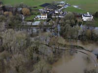 Britániu postihli záplavy: Veľké rieky sa po hustých lejakoch vyliali z brehov
