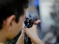 Nový zákon o zbraniach zabránil mladým v kúpe vyše 500 strelných zbraní