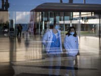 Španielsko eviduje nárast prípadov covidu: Zavádza povinné nosenie rúšok v nemocniciach