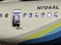 Pasažieri letu Alaska Airlines zažalovali Boeing po nehode s uvoľneným panelom