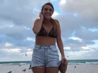 Blondínka (26) na pláži takmer skončila hore bez: Za všetko mohla čajka, pozrite, čo vyviedla