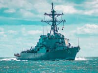 Hrozba tretej svetovej vojny: Kríza v Červenom mori sa vyostruje! Raketa takmer zasiahla loď amerického námorníctva