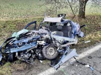 Tragická nehoda! Muž († 58) nemal šancu prežiť: FOTO Auto je úplne zdemolované