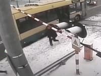 Odstrašujúce VIDEO, z ktorého mrazí: Autobus sa napriek signalizácii zasekol na priecestí! TOTO zabránilo tragédii