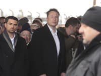 Elon Musk navštívil bývalý nacistický koncentračný tábor v Poľsku