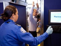 Hrôza, čo videli pracovníci letiska pri bezpečnostných kontrolách: Nahí cestujúci, zo ženy trčal...!