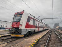 Mrazivé počasie v noci skomplikovalo dopravu, vlak do Poľska meškal 12 hodín
