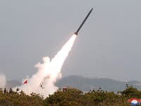 Severná Kórea vypálila viacero striel s plochou dráhou letu