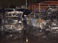 Polícia obvinila dvoch objednávateľov podpálenia osobných áut: Pod vozidlá mali hodiť tkaninu s benzínom a zapáliť