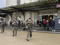 Pri útoku nožom na jednej z hlavných staníc v Paríži boli zranené tri osoby