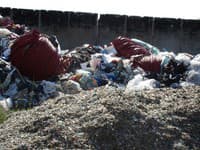 Enviropolícia obvinila osoby, ktoré doviezli na Slovensko stovky ton odpadu