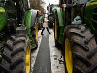 Českí poľnohospodári pred úradom vlády vysypali hnoj: Výborný pre nich vyrokoval maximum, nemá ďalšie ústupky