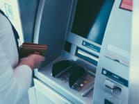 Pozor na známu sieť bankomatov: Nevedomky z vás vytiahnu peniaze! Stačí jeden chybný klik