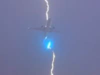 Mladému študentovi sa podarilo nemožné: Úchvatný záber! VIDEO Lietadlo v oblakoch trafil BLESK