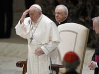 Pápeža Františka naďalej trápia problémy s dýchaním a pohyblivosťou