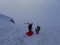 Horskí záchranári opäť zasahovali: Vo Vysokých Tatrách ohlásili tri pády lavín, jednu osobu museli ošetriť