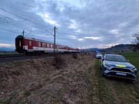 Obrovská tragédia na koľajniciach pri Liptovskom Mikuláši: Vlak zrazil matku s dieťaťom