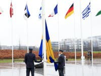 V centrále Severoatlantickej aliancie slávnostne vztýčili vlajku nového člena