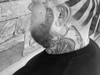 Mužovo bizarné tetovanie vydesilo ľudí: Dokonalá optická ilúzia, keby ste to videli naživo, zľaknete sa!