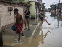 Počet obetí záplav a zosuvov pôdy v Brazílii po silných búrkach stúpol na 25