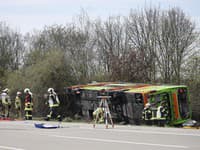 Tragická nehoda autobusu so štyrmi obeťami: Vodičmi boli Čech a Slovák, pred incidentom sa mali pohádať