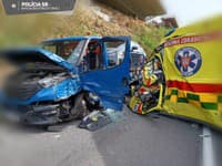 AKTUÁLNE Tragická dopravná nehoda sanitky s odťahovým vozidlom! FOTO Autá sú úplne zdemolované: Cesta je neprejazdná