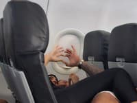 Zamilovaný pár pobúril cestujúcich v lietadle: Počas celého letu ležali a... Zabudli, že nie sú sami!