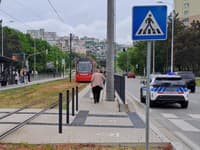 Polícia preveruje okolnosti utorkovej zrážky električky s chodkyňou v Bratislave