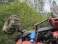 V Kolároviciach sa prevrátil muž s traktorom, letecky ho previezli do nemocnice