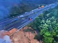 V Číne sa prepadla časť diaľnice: VIDEO neskutočnej skazy! O život prišlo najmenej 24 ľudí