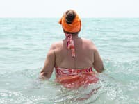 Žena (63) počas plávania v mori záhadne zmizla: Nikto si nevšimol číhajúceho predátora! Tragická dohra