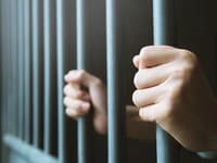 Trojici mužov hrozí za ublíženie na zdraví desaťročné väzenie, informuje trenčianska polícia
