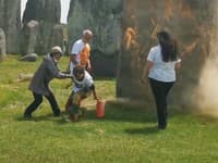 Klimatickí aktivisti si zobrali na paškál starovekú pamiatku: Postriekali ju farbou! Dramatické VIDEO